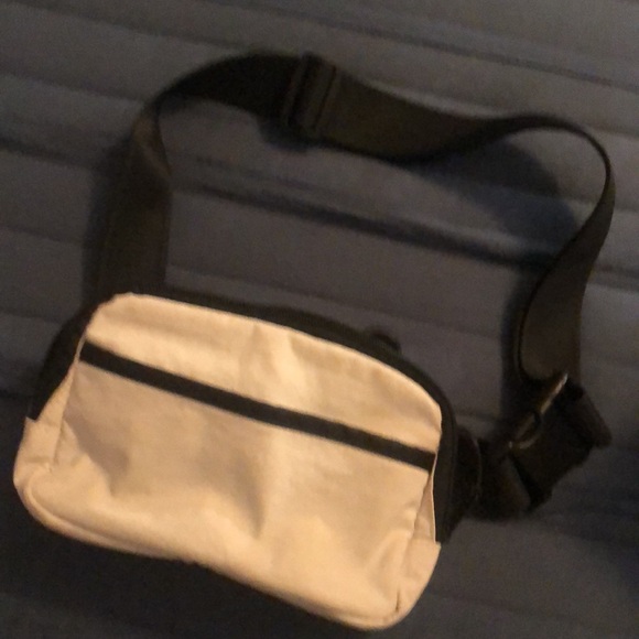 Small C&Ccalifornia FannyPac VNTG?Purse Crossbody 8”x5”x2”Washable Nylon - Picture 3 of 9